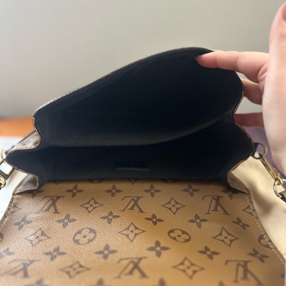 LV Pochette Métis in Reverse monogram - Picture 8 of 14